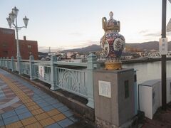 伊万里川に架かる相生橋をはじめ複数の橋にも伊万里焼の壷や人形が飾られている。