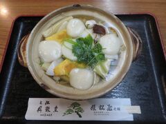 鯉の泳ぐまちの近くにある姫松屋 新町店で郷土料理の具雑煮（1078円）をいただく。名称通り具沢山。