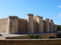 チェックイン後は旧市街地の手前にあるアルハフェリア宮殿見学へ

アルハフェリア宮殿はイスラム勢力に支配されていた後ウマイヤ朝が倒れた後　タイファと呼ばれる小王国分立時代を迎えた11世紀後半にアラブの城として建てられたのが始まり

その後レコンキスタ(再征服運動)によりイスラム勢力が一層されたのち、アラゴン王、カトリック両王の居城として改装が繰り返され、異なる文化の特徴を合わせ持つ美しく歴史ある宮殿となりました