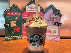 東京・日本橋【STARBUCKS COFFEE】

2021年11月1日から【スタバ】で販売がスタートした
チョコレート ストロベリー フェスティブ フラペチーノ（660円）
の写真。

甘くておいしいです♪しかし、フラペチーノをこの紙ストローでは
飲みたくありませんね。
ホット用のカップもクリスマスモチーフで可愛いです。

ホリデーマーケットの華やかなフェスティブ感を、
チョコレートとストロベリーで表現したフラペチーノ

ホリデーマーケットで親しまれている“Chocolate Covered
 Strawberry”をモチーフにしました。
ストロベリー果汁を加えたチョコレートソースと、ごろっとした食感
のストロベリー果肉を使用しています。
さらに、くちどけのよいクーベルチュールチョコレートの
フレークをトッピングしました。
ホリデーシーズンの気分を盛り上げる、華やかなフラペチーノです。