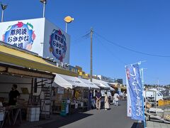 朝からコキアを見て、ひとしきり散策したら移動して。

お昼ごろに那珂湊へ到着です。

なかなか人も多く活気がありました。
コロナも落ち着いてきてはいたので、食べ歩きを楽しむ人もたくさん。
岩牡蠣は生でその場でむいたのを食べられるみたいでした。