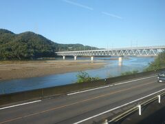 ギロチン親父が倉敷で電車をおりたので急いでブラインドを上げた私。
高梁川が伯備線の線路に沿って流れています。
んーー、良い眺めじゃ。
心が深呼吸しているのがわかります。
こういう景色に感動できないって可哀想な人。

伯備線の沿線の景色が良かったので
採点を10点→80点に格上げw