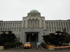 愛媛県庁舎です。萬翠荘から西に10分弱でした。愛媛県庁本館は1929年築で緑色の丸いドームを中央に左右対称に建物を配置した4階建ての洋風建築でした。
