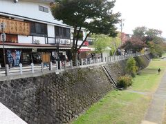 ホテルから徒歩２分程のところに有名な「宮川朝市」があります。