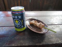 高山陣屋前にある「あぶり庵」で飛騨牛の串焼と缶酎ハイを食す。