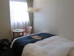 高山シティホテル フォーシーズン

部屋は狭～い。