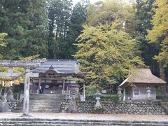 白川八幡神社

合掌造りの集落内に鎮座する「白川八幡神社」。和銅年間に創建されたという歴史ある名社です。