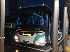 高速夜行バスで高知駅前に到着。
予報通り夜中から、しとしとと降り始めました。