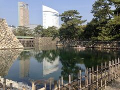 高松城に行ってきました。築城当時はお城の外堀のところまで瀬戸の海になっていて、船着場もあったそうです。現在も淡水ではなく海水になっていて、間近で鯛が泳いでいました。