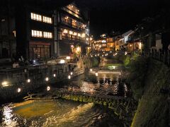 この日の夜は宮城県に泊まる予定なので、夜は昨年知ったやくらいガーデンのイルミネーションを見に寄ります
その途中少し道は反れるけど、時間があれば行こうと思ってた、銀山温泉の夜景を見に寄りました。


