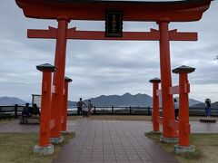 宮島SAにも寄って、外の空気をしばし吸います。

厳島神社の鳥居を模して造られたという大鳥居。
広尾島に来たなという気分にさせてくれます。

瀬戸内海や宮島の風景が眺められる所にありました。