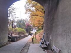上田城のお堀に廃線跡があります。