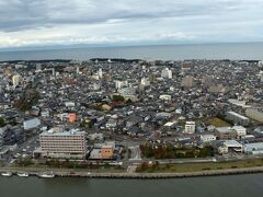 まずは佐渡島方面の観天望気。
雲りがちですが雨は降らないでしょう・・・。