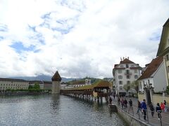 まず駅前のゼー橋を渡り川の向こう側へ。そしてカペル橋を渡って再び川のこちら側へ戻る。