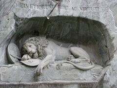 1792年にパリのチュイルリー宮殿でルイ16世一家を守って亡くなったスイス兵786名を称えて1821年に作られたもので、デザインを手がけたのはデンマーク人、実際に石を彫ったのはドイツ人という国際的なプロジェクトによる彫刻となっている。
