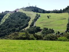 向かいに見えるのは愛知県で唯一のスキー場、茶臼山スキー場のゲレンデ。
名前は茶臼山スキー場なんだけど、スキー場がある山は萩太郎山。
春の芝桜が有名なんだそう。