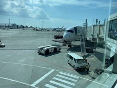 無事、沖縄・那覇空港に到着しました。
快適な2時間半（いや、出発待ち時間入れると3時間以上）でした。