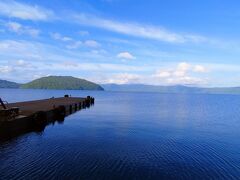 美しく静寂な、早朝の十和田湖です。（十和田湖遊覧船発着の子ノ口港）
約20万年前の火山活動でできたカルデラ湖で、水深327mは日本では第3位の深さだそうです。
