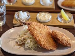 神社の後、立ち寄った道の駅でランチ。
仙崎にある道の駅　センザキッチンの中に。
検索していい感じのお店を探していたら見つけた定食屋さん　ひだまり。


道の駅にあるクオリティではなくお洒落で美味しかった。

アジフライとカマスで作ったおさかなメンチの定食です。
タルタルソースも最高。

ふわふわのフライにぴったりで至福のランチでした！