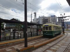 　路面電車で長崎駅前へと戻りました。観光客御用達の１系統は、あいかわらずの混雑。長崎ならではの修学旅行生の姿も見られました。
　学校行事が軒並み中止になる中、実現できて本当によかったね！
