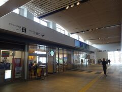 　諫早駅は新幹線開業を前に、駅舎を一新。昨秋に訪れた際には工事中で、その大きさに驚きました。
　2021年３月から、駅ビルが順次オープン。コンコースには、なんとスタバが入っています。大都会の駅やんけ。
