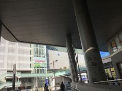 二子玉川駅を降りたとき、待ち合わせの時間まで少し間がありました。
ライズのガレリアに出て、玉川通り沿いのドッグウッドプラザに入りました。
ライズの開業前からあった商業施設が、リニューアルされた所だそうです。
