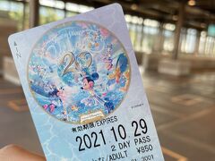 7:55
リゾートラインに乗ってランドへ向かいます。
ディズニーシー２０周年タイムトゥシャイン！のフリーきっぷ。
ミラコスタなどディズニーホテルに宿泊すると、２日分のフリーきっぷがもらえます。貰えたのは通常デザインだったのでディズニーシーステーションの窓口で払い戻しをしてもらい、タイムトゥシャイン！デザインのものに変更しました。
