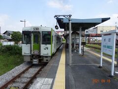 寄居駅で降りる。