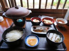 いろり

注文したのは「飛騨牛朴葉味噌焼き定食」。1900円。