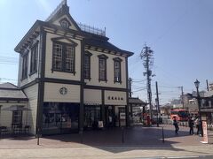 大街道から、伊予鉄道に乗り、道後温泉駅に到着しました。道後温泉駅の駅舎の中には、スターバックスが入っています。

駅舎は1911年に建築された旧駅舎を復元したものだそうです。