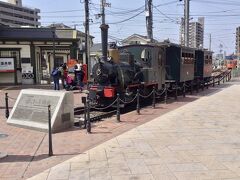 道後温泉駅の前の、坊ちゃん広場に、坊っちゃん列車が展示されていました。

市内を定期的に走り、道後温泉に到着すると、ここに展示されるそうです。