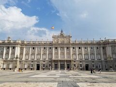 マドリード王宮　その名の通りスペイン王の住まいとして使われてきた宮殿で現在の建物は1734年の火災の後に建てなおされたもの　現在の国王はここではなく郊外にあるより小さなサルスエラ宮殿で暮らしているそうです

面積135,000㎡と33,418室を持つは王宮はバッキンガム宮殿、ベルサイユ宮殿よりも大きく西ヨーロパ最大!(敷地面積を含めるベルサイユ宮殿の方が上)

王宮に向かって左(西)の回廊の端には武器博物館(撮影禁止)があり、これまで見てきた甲冑や馬具を更にグレードアップさせた武器コレクションを見ることができました