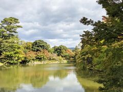 まずは京都仙洞御所から。
事前に予約して行ってきました。
スタッフの方に案内してもらいながら周ります。

写真は京都仙洞御所の北池。
京都仙洞御所のパンフレットに大きく載っているところです。
こちら紅葉の季節には赤・黄・緑の葉が池にも映って楽しめるみたい。
１か月くらい早かったみたいで、紅葉はほんの一部でした。