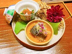 夜ご飯は祇園の天ぷら屋さん「ぎをん 藤」。
予約したホテルのプランが３店舗から行ってみたいお店を選べるもので、こちらの天ぷら屋さんを選びました。

お店は祇園の大通りを少し入って、
お店がたくさん立ち並んでいるところにありました。

写真は前菜、お浸しと魚の南蛮漬け。
見た目もきれいです。