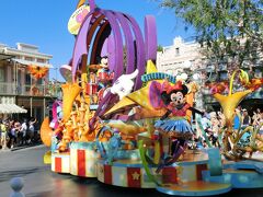 【Mickey's Soundsational Parade】
 
ここでホッパーチケット大活躍ってことで、
カリフォルニアアドベンチャー⇒ディズニーランドへ戻り、昨日すっかり失念して観すごしたパレードを見学。
こちらのパレードでは、ミッキーがトリでは無く、トップで登場。
ミニーを従えドラム叩いてます