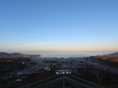 4時過ぎ頃 山頂駅到着

流石に寒い！
‥‥この時、旅行来て初めて持ってきた上着の有難みを実感(*´∀｀)

山頂駅の屋上展望台からの眺め