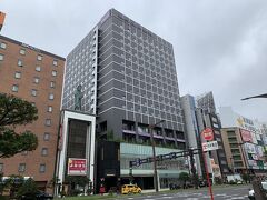 すすきの駅からすぐの場所にあるメルキュールホテル札幌にチェックイン。2階がフロントで、宿泊者以外入れない雰囲気があるのが安心！

荷物を整理して、ちょっとリフレッシュ！滞在に必要な最低限のものは揃っていて、スタッフの方々も丁寧で、何よりも立地が最高で文句なし。

※写真は翌日のものです