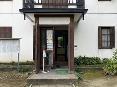 徴古館　ちょうこかん。
三の門の料金所の外がわにある小諸城関連の武具や古文書が陳列されています。