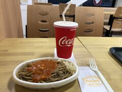 新潟のソウルフードイタリアンを頂きました。
ヤキソバにパスタソースがかかっているというもの。意外とおいしい！