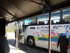10：20　立山高原バス（50分間）

次に乗りますのは、こちらの高原バス。

一般車両は入れないようになっている。
