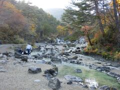 ゆるい上り坂沿いに流れてるのは温泉の川。
天然の足湯がずっと続いてるイメージ。

すごいスケールの温泉公園だわ。

最深部にあるのが【西の河原露天風呂】
http://sainokawara.com/
最大級の露天風呂で、紅葉とともに満喫してきました。
もちろん撮影禁止なので、雰囲気は上記リンクからどうぞ☆

浴衣姿で行くと50円引きに。
風呂にスマホ持って行かないのになぜかWi-Fiも飛んでます。
遠かったけど歩いてきた甲斐がある最高に気持ちいいお風呂でした。