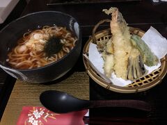 荷物を置いたら夜ご飯です。

湯畑周辺でいくつか候補があったのですが、また湯畑まで下りると帰りが大変そう。ということで予定変更してバスターミナル方面で探すことに。

【旬彩茶屋 夢花】
バスターミナル目の前のローソンすぐ隣です。
湯畑からは5分くらい離れているので穴場だったりしないかな～なんて思いましたが、たまたま入店できた形で、週末は予約が望ましそうでした。

子どもメニューもあって子連れOK。
ビールはスーパードライしかないのでやめときました。
Wi-Fiなし。

うどん/そばだと娘もすぐ食べ終わるので楽です。
天ぷらは私のセットを半分こしました(^_^)