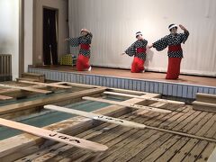 まずは【熱乃湯】で湯もみと踊りショーを見てみます。
https://www.kusatsu-onsen.ne.jp/netsunoyu/about/
大人600円/小学生300円 PayPay可。

予約はなく、直接現地で並びます。
湯畑の目の前で長い列になっているのですぐわかります。

踊り"草津節"

