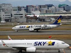 福岡空港に着きました。
スカイマークのBリーグ飛行機がいました。