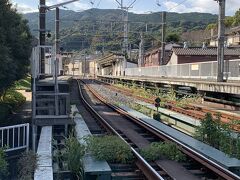 「鈴廣かまぼこの里」の裏手には箱根登山鉄道の風祭駅があります。駅とは通路で繋がっているので、電車で来ることも可能です。
強羅方面に向かう登山電車はもう少し先の箱根湯本駅が始発で、ここは小田原～箱根湯本間の区間列車と新宿と箱根湯本を結ぶ特急ロマンスカーが通ります。