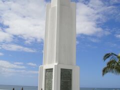 ハレイワビーチパークにある戦争記念碑。
真っ直ぐ空に向かってそびえ立っている記念碑はとても美しいです。