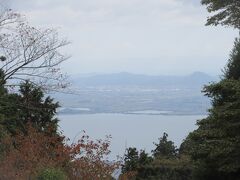 標高８４０のお山から見ると琵琶湖も霞んで見えます。