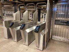 ジャマイカ駅までスカイトレインで出て、そこから地下鉄でホテルに向かいます。

ニューヨークの地下鉄は、クレジットカードのタッチ決済でそのまま乗車できます。