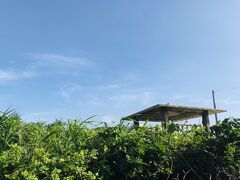 ウッドデッキで1時間ほどのんびりしたので、
午前中のサイクリングに出発。
仲本海岸にある東屋×青空。
