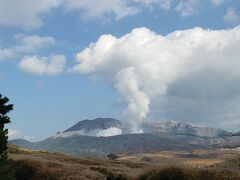 草千里からの阿蘇山。火山灰が積もっているのも見ることが出来ました。
草千里に向かう途中では、360度外輪山を見ることができ、阿蘇の自然の大きさに感動しました。